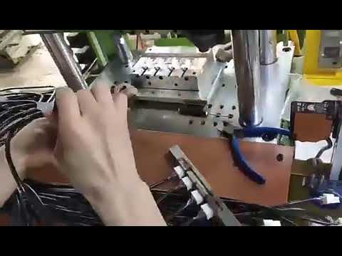 熱銷插頭連接器成型機 | 塑膠產品垂直射出成型機